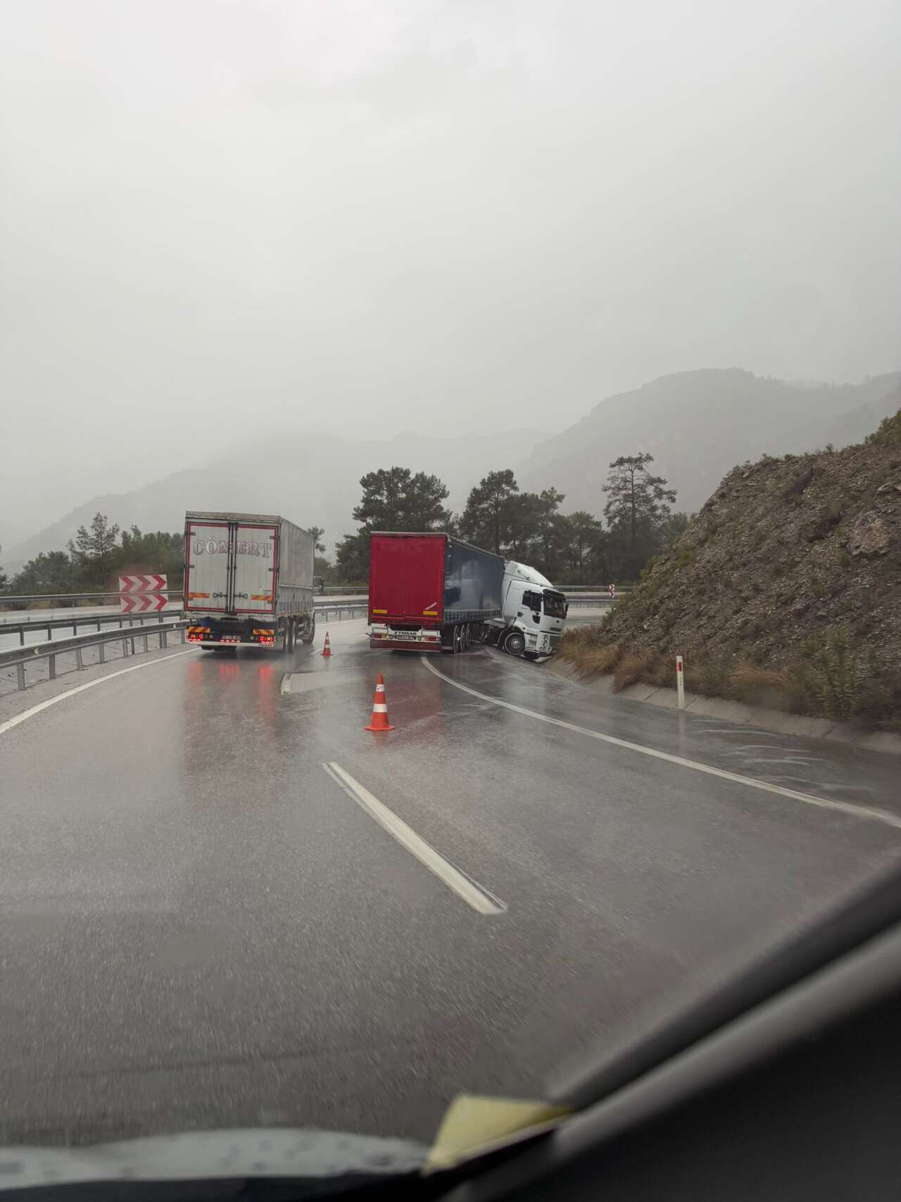 Göcek Yolunda Korku Dolu Anlar: TIR Şarampole Savruldu, Trafik Felç Oldu 4